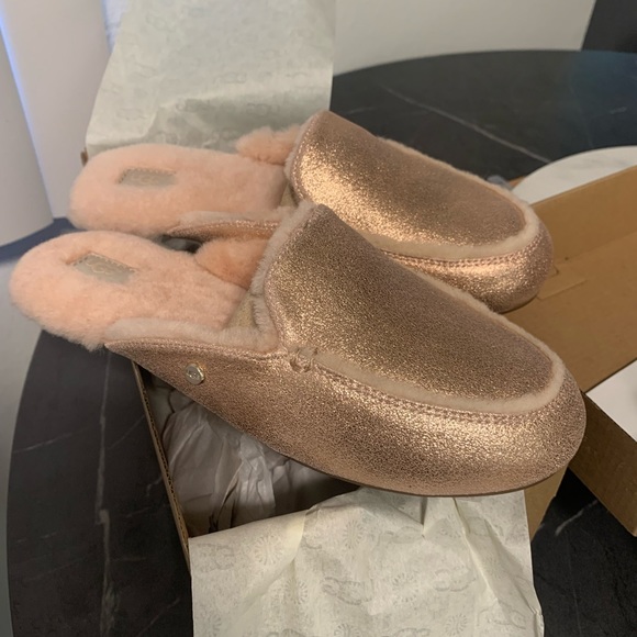 - New with box UGG women slippers in Metallic Rose gold 🎀 size 8 us - Picture 2 of 12
